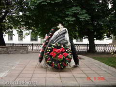 Памятный знак на площади Победы