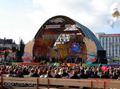 Главная сцена фестиваля на площади Ленина. Награждение победителей.