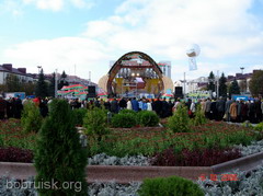 Главная сцена фестиваля на площади Ленина