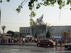 Традиционное место празднования Дня химика - площадка перед Дворцом искусств (бывший д/к шинников).