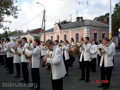 Шоу духовых оркестров на улице Советской